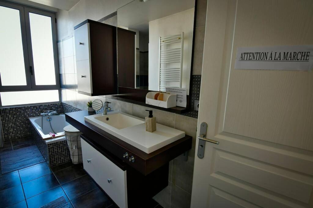 Grand Appartement De Haut Standing En Centre-Ville Montluçon Esterno foto